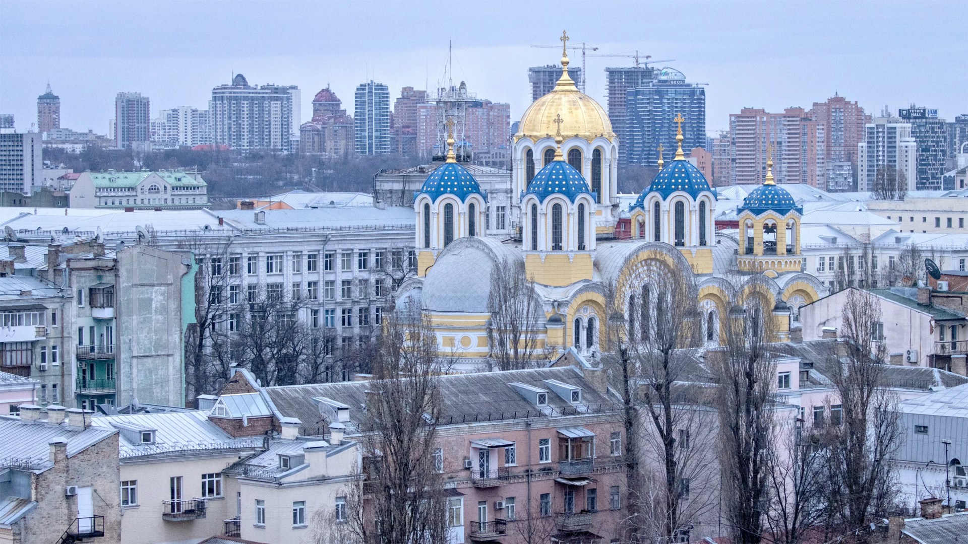 Владимирский собор на фоне силуэта столицы во время комендантского часа на выходных 27 февраля в Киеве, Украина.