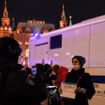 Женщина держит плакат «Остановите войну» в центре Москвы во время акции протеста против вторжения России в Украину, 3 марта 2022 года.