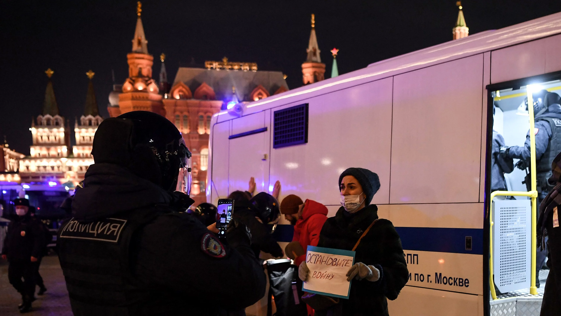 Женщина держит плакат «Остановите войну» в центре Москвы во время акции протеста против вторжения России в Украину, 3 марта 2022 года.