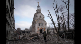 Украинский солдат фотографирует церковь, разрушенную во время артиллерийского обстрела жилого района Мариуполя, Украина, 10 марта 2022 г.