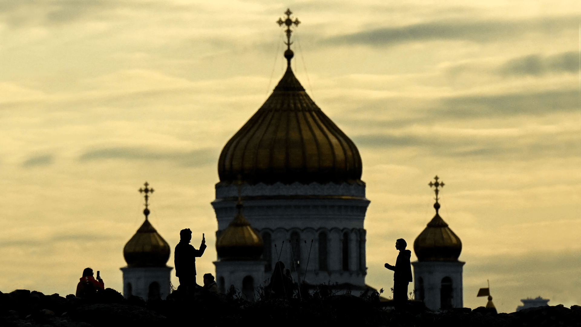 Закат в парке Зарядье в центре Москвы, Россия, с видом на Храм Христа Спасителя 19 апреля 2022 г.