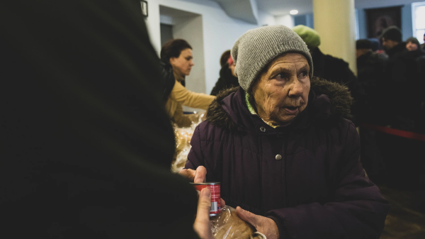 Раздача продовольствия в херсонской церкви.