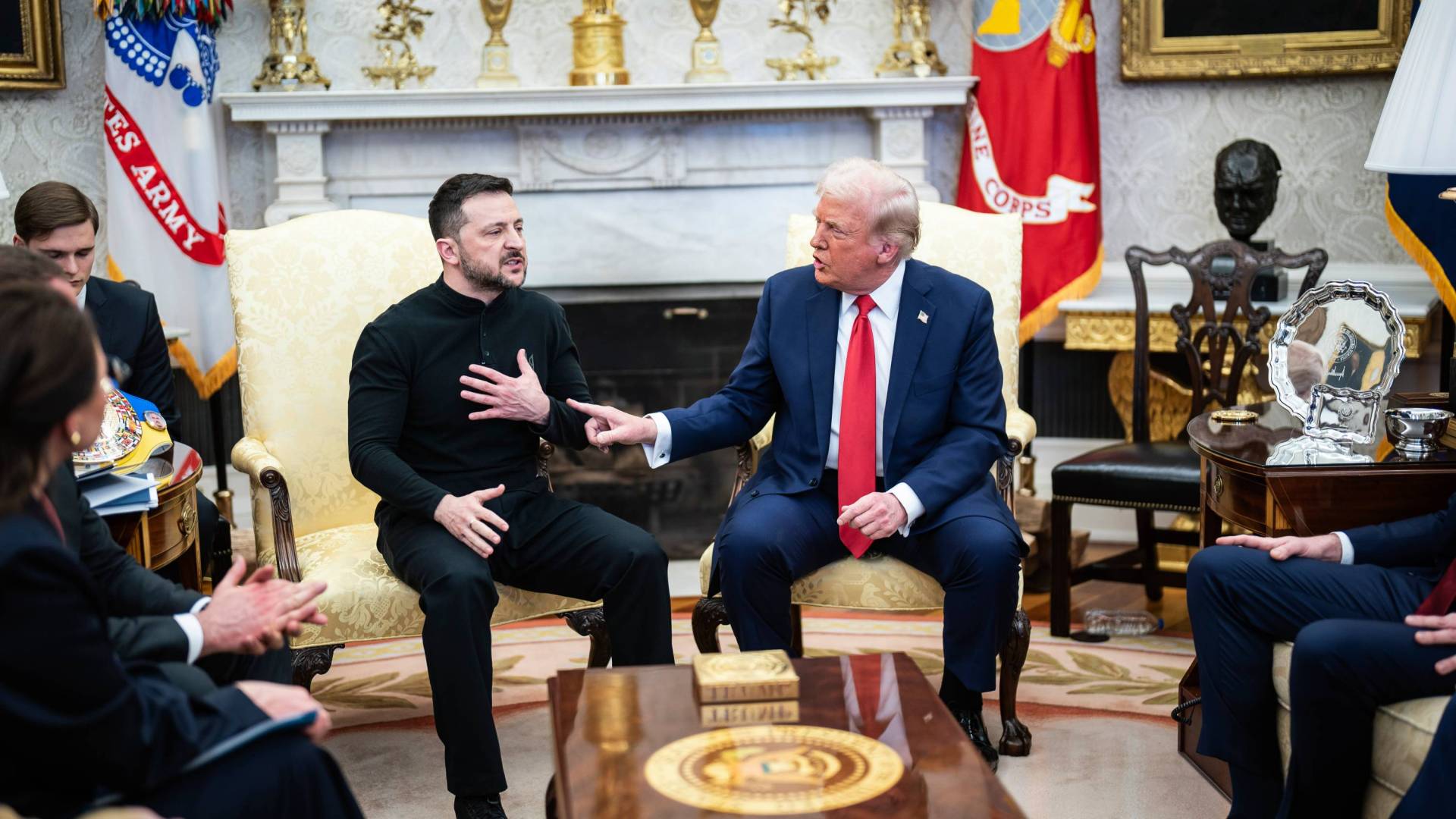 Президент США Дональд Трамп и Президент Украины Владимир Зеленский в Овальном кабинете